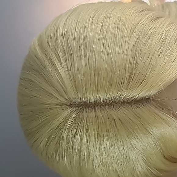 Custom dyed Synthetic blonde wig - Picture 5 of 10